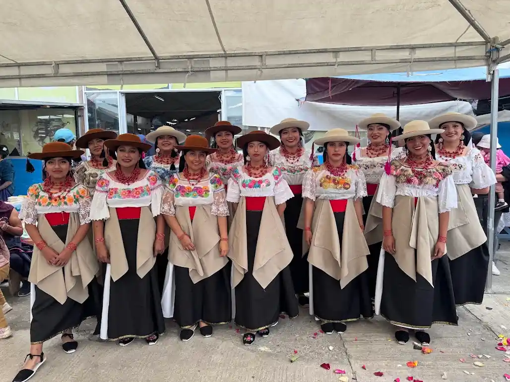 Bailarines de Otavalo Sumaq Ecuador